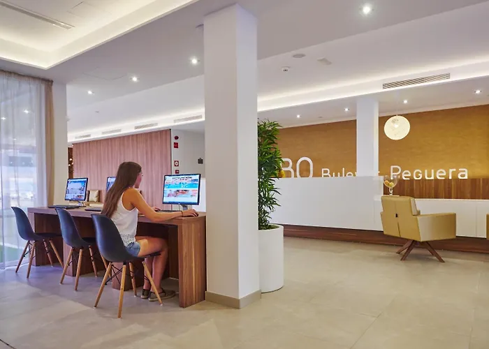 Bq Bulevar Peguera- Adults Only מלון